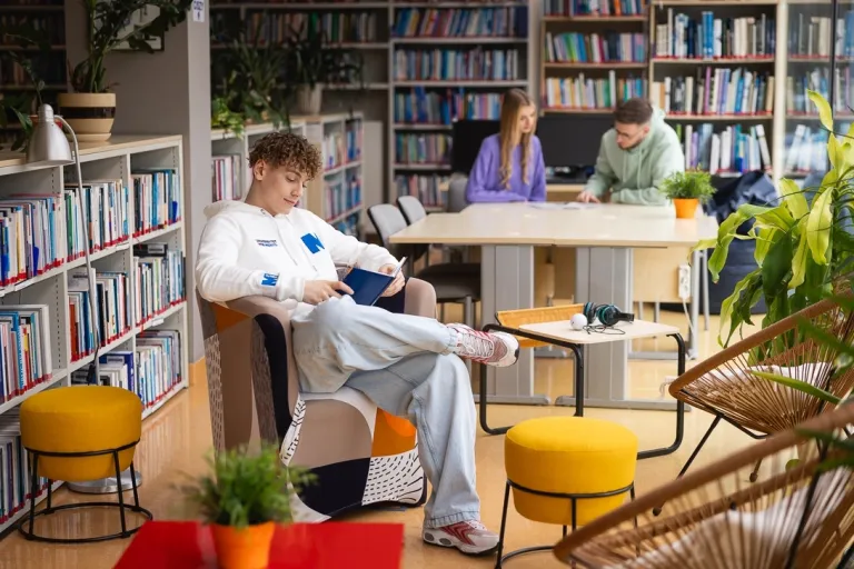 Management, studia I stopnia, licencjackie i inżynierskie: Główna grafika: Toruń - studia I stopnia - grupa studentów w bibliotece