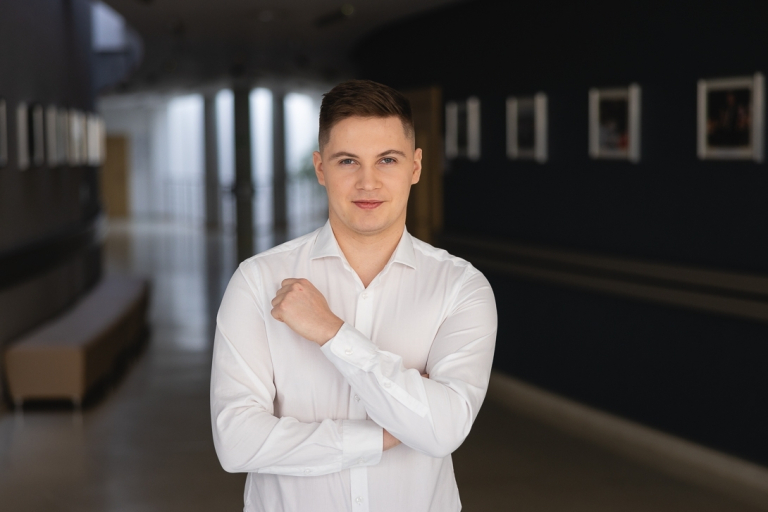 IT in Business, studia II stopnia, magisterskie: Główna grafika: Toruń - studia I stopnia - student w białej koszuli na korytarzu