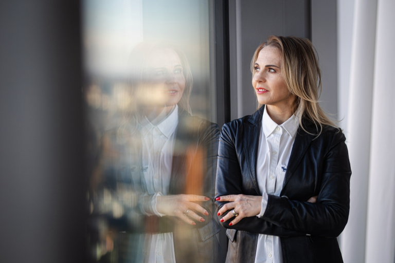 Rankings and accreditations | WSB Merito Toruń University: Główna grafika: Toruń - studia podyplomowe - Uczestniczka studiów podyplomowych patrząca przez okno