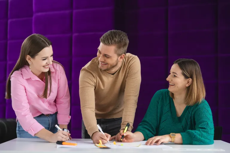 Grafika główna: poznaj uniwersytet - grupa 3 studentów przygotowuje się do zajęć w strefie studenta