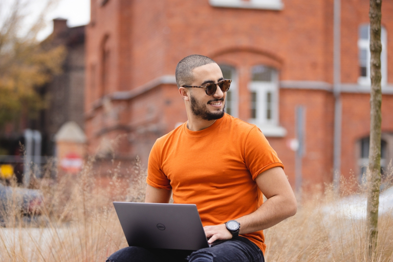 Finance and Accounting, studia I stopnia, licencjackie i inżynierskie: Student with a laptop