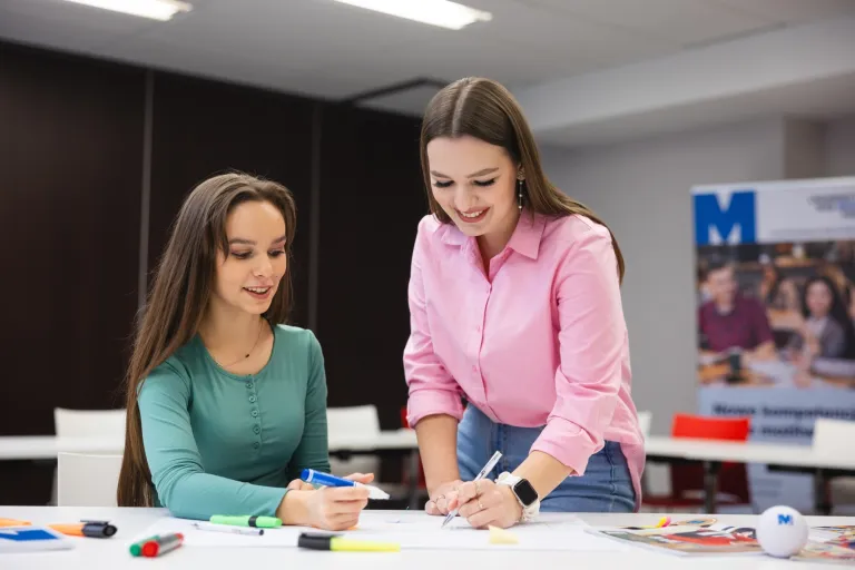 Management | WSB Merito Toruń University: Główna grafika: Toruń - studia I stopnia - Studentki pracujące ze sobą