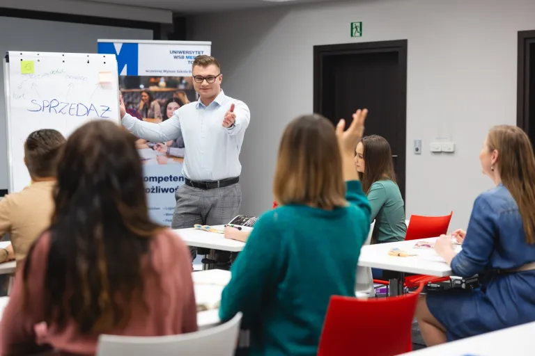 Search results | WSB Merito Toruń University: Główna grafika: Toruń - studia I stopnia - grupa uśmiechniętych studentów podczas zajęć