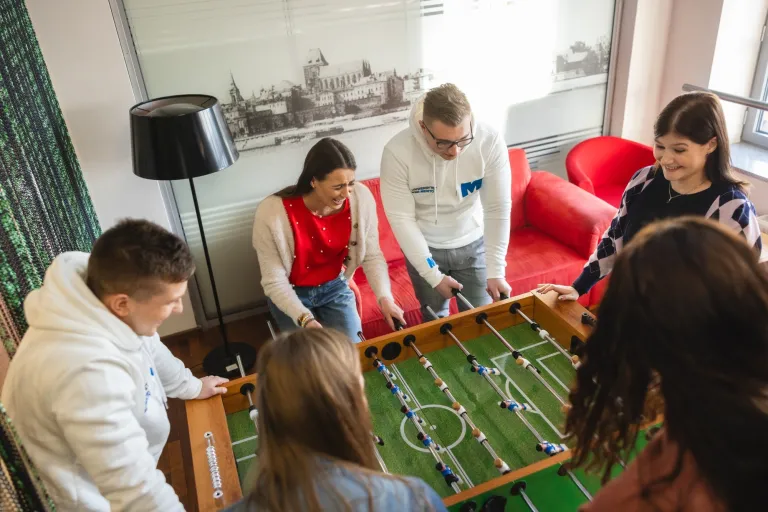 Finance and Accounting | WSB Merito Toruń University: Główna grafika: Toruń - studia I stopnia - studenci grający w piłkarzyki