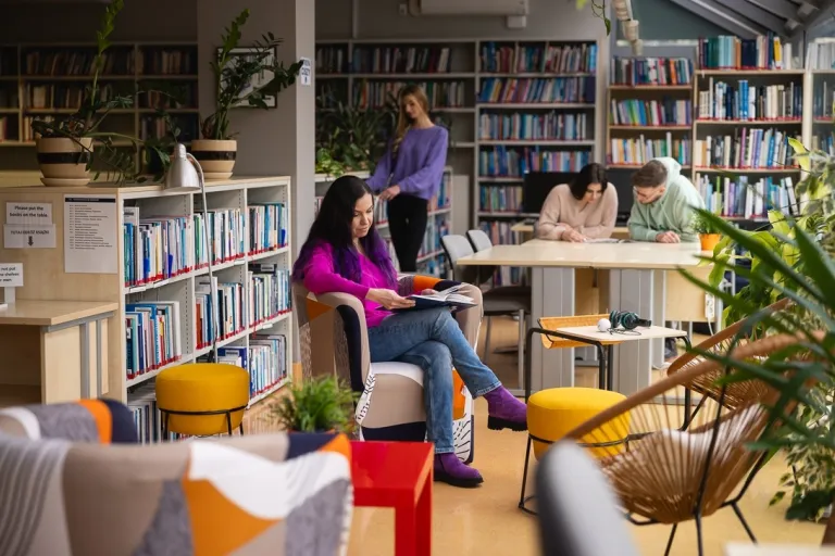 Accounting and Corporate Finance | WSB Merito Toruń University: Główna grafika: Toruń - studia I stopnia - studentka w bibliotece