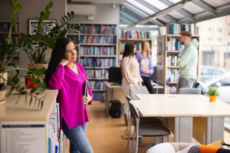 IT in Business | WSB Merito Toruń University: Toruń - studia I stopnia - grupa uśmiechniętych studentów w bibliotece