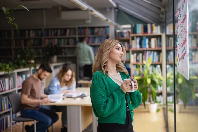 Search results | WSB Merito Toruń University: Toruń - studia I stopnia - grupa studentów w bibliotece