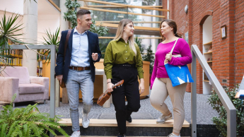 Marketing and Sales | WSB Merito Warsaw University: Osoby schodzące ze schodów 