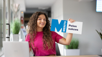 E-marketing | WSB Merito Warsaw University: Studentka z tabliczką z napisem pełen sukces 