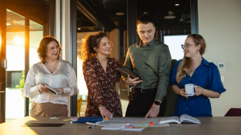 Project Management | WSB Merito Warsaw University: Grupa analizująca dane na spotkaniu