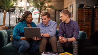 Marketing & Sales | WSB Merito Warsaw University: Dwóch studentów i studentka