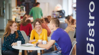 Who we are | WSB Merito Warsaw University: Studenci przy stole