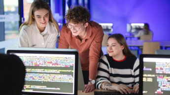 ICT Systems Programming, studia I stopnia, licencjackie i inżynierskie: Studenci przy komputerze