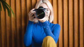 Marketing in Digital Transformation | WSB Merito Warsaw University: Dziewczyna z aparatem