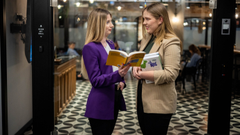 Finance and Accounting, studia II stopnia, magisterskie: Rozmowa dwóch kobiet z książkami