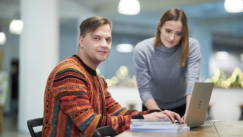 Marketing in Digital Transformation | WSB Merito Warsaw University: Praca przy laptopie