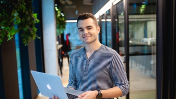 Financial Market Analyst, studia II stopnia, magisterskie: Student z laptopem