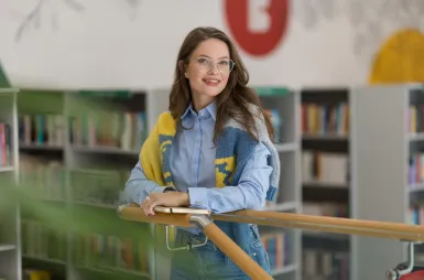Library | WSB Merito Warsaw University: Studentka Uniwersytetu WSB Merito w Warszawie