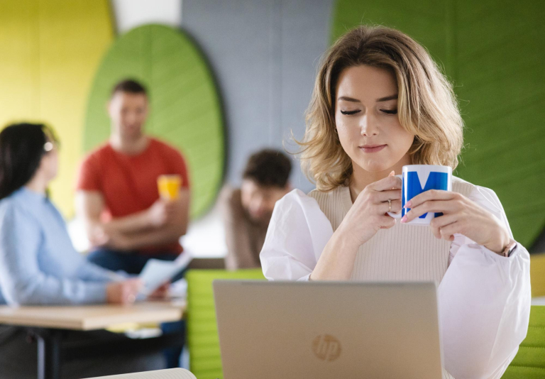 Digital university | WSB Merito Warsaw University: Studentka UWSB