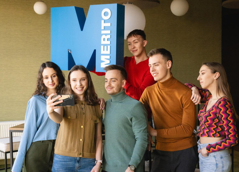 University without barriers | WSB Merito Warsaw University: Zdjęcie główne: Warszawa - grupa studentów z literą M