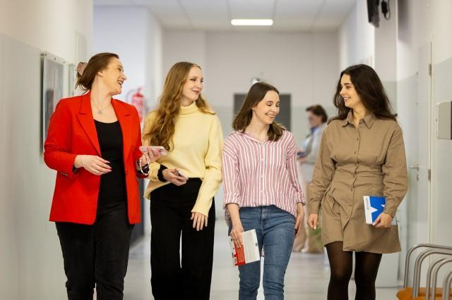 Student organisations and research clubs | WSB Merito Warsaw University: Zdjęcie główne: Warszawa - grupa studentów