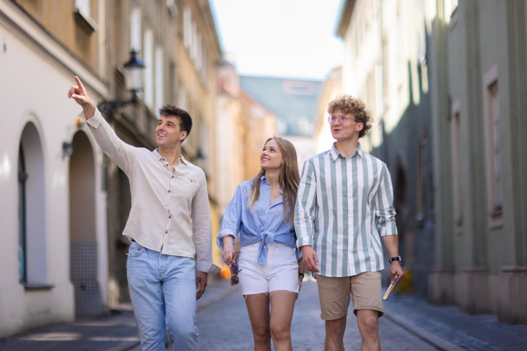 Tourism and recreation, studia I stopnia, licencjackie i inżynierskie: Trójka studentów zwiedza miasto