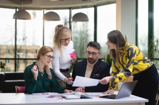Career Office | WSB Merito Warsaw University: Spotkanie firmowe przy stole