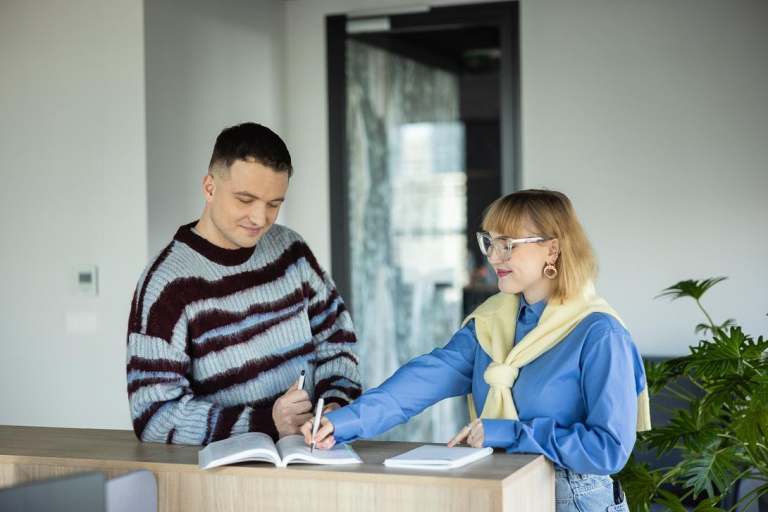 Corporate Finance, studia I stopnia, licencjackie i inżynierskie: Dwoje pracowników podczas notowania