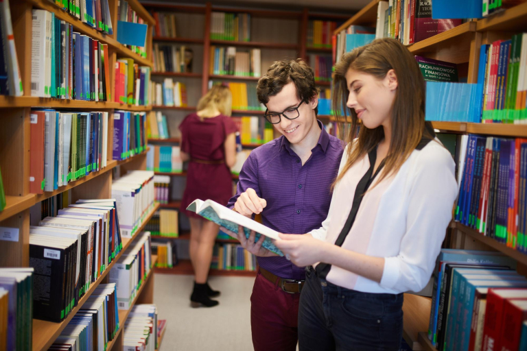 Library | WSB Merito Warsaw University: Chłopak i dziewczyna w bibliotece