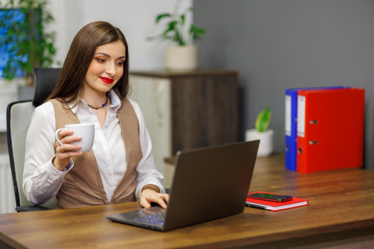 Management, studia II stopnia, magisterskie: Studenta przy laptopie