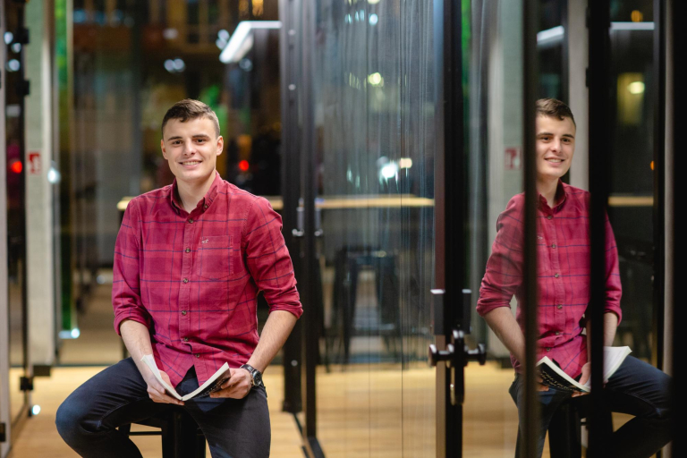 Marketing & Sales, studia II stopnia, magisterskie: Uśmiechnięty student 