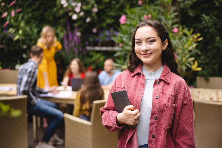 Transfer from another university | WSB Merito Warsaw University: Studentka z notesem