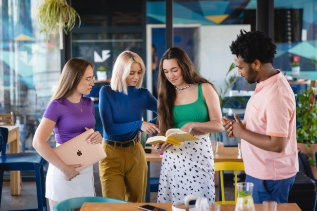 Economics, studia II stopnia, magisterskie: Stojąca grupa studentów 