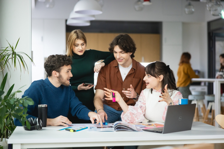 Digital university | WSB Merito Warsaw University: grupa studentów