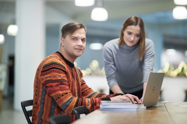 Management, studia I stopnia, licencjackie i inżynierskie: Praca przy laptopie