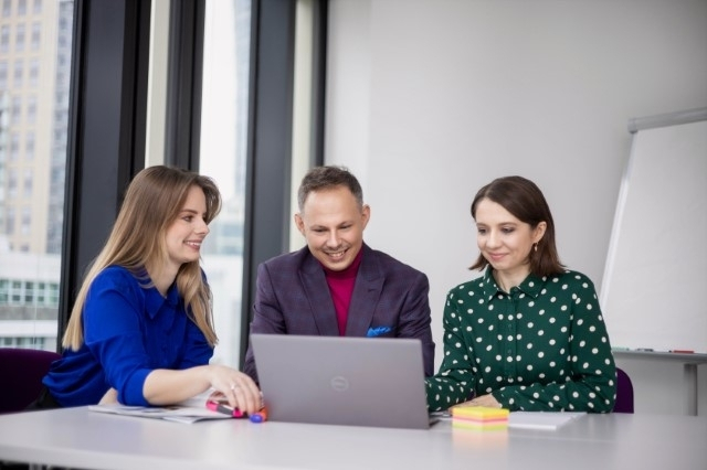 Marketing and Sales, studia I stopnia, licencjackie i inżynierskie: Praca przy laptopie