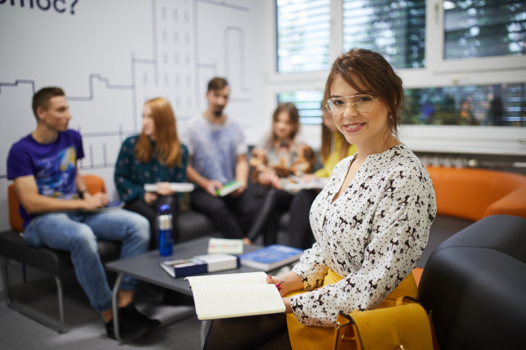 Financial Market Analyst, studia II stopnia, magisterskie: Grupa studentów na przerwie