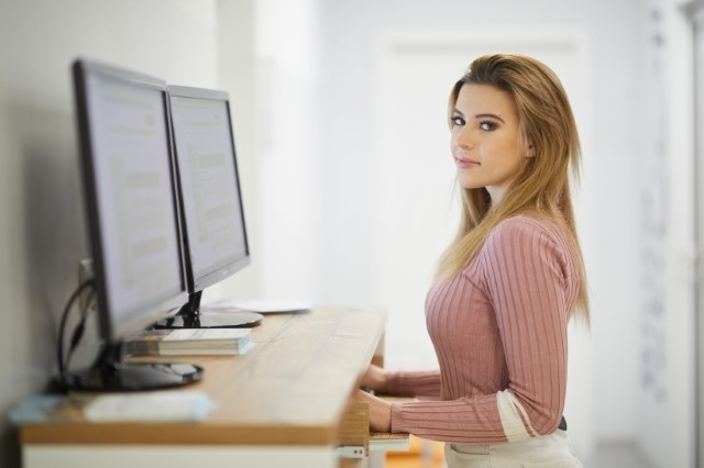 Marketing and Sales, studia II stopnia, magisterskie: Studentka przy monitorze