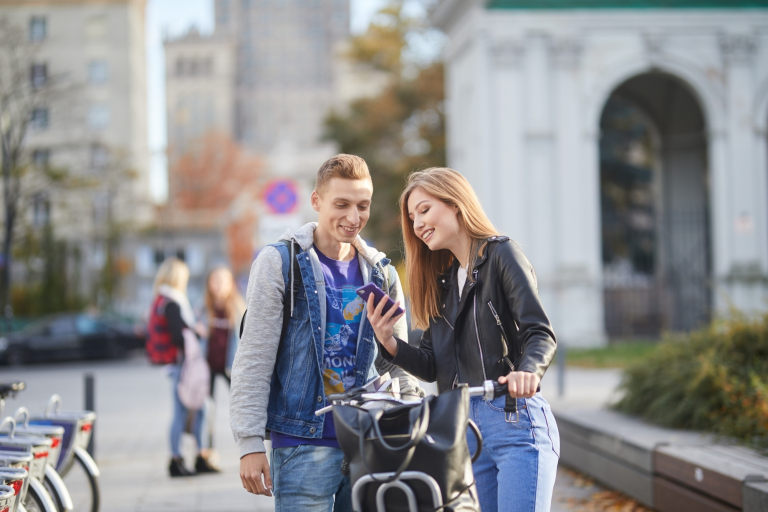 Student zone | WSB Merito Warsaw University: Dwie osoby przy rowerze