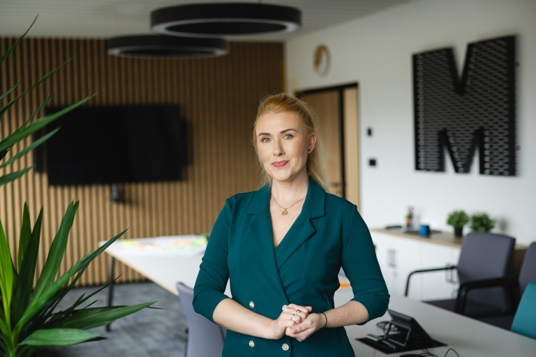 Rankings and accreditations | WSB Merito Warsaw University: kobieta trzymająca się za ręce