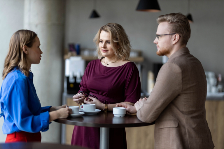 Academic promotions | WSB Merito Warsaw University: grupa ludzi rozmawiająca w biurze przy kawie