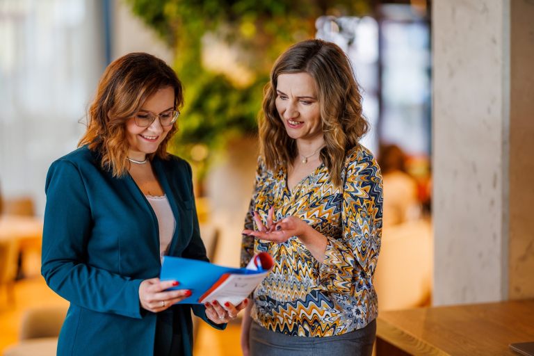 Student ABC | WSB Merito Warsaw University: dwie kobiety podczas rozmowy