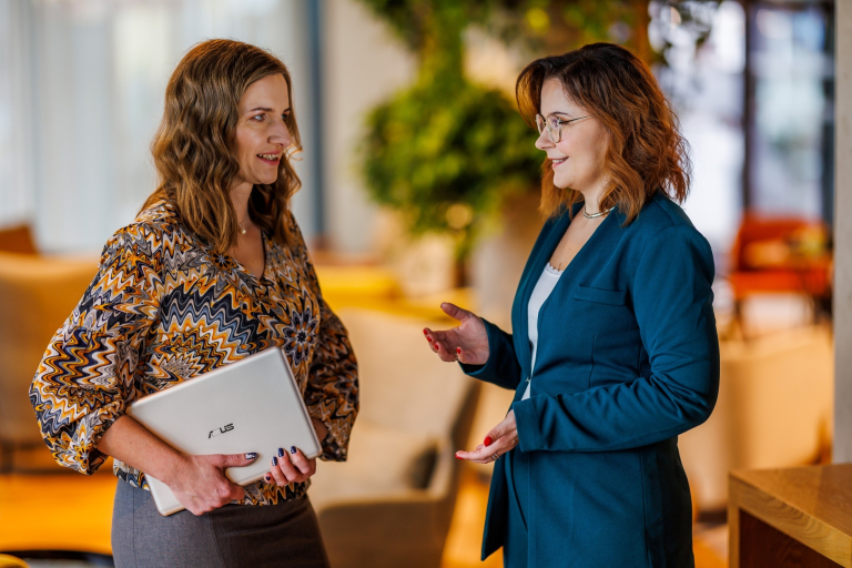 Academic promotions | WSB Merito Warsaw University: dwie kobiety rozmawiające ze sobą