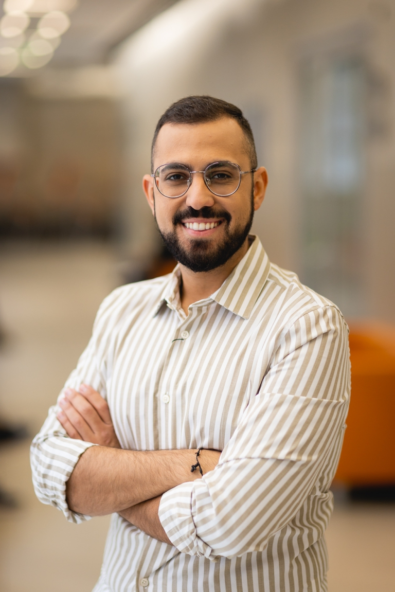 Documents required for admission | WSB Merito Warsaw University: Student in a library