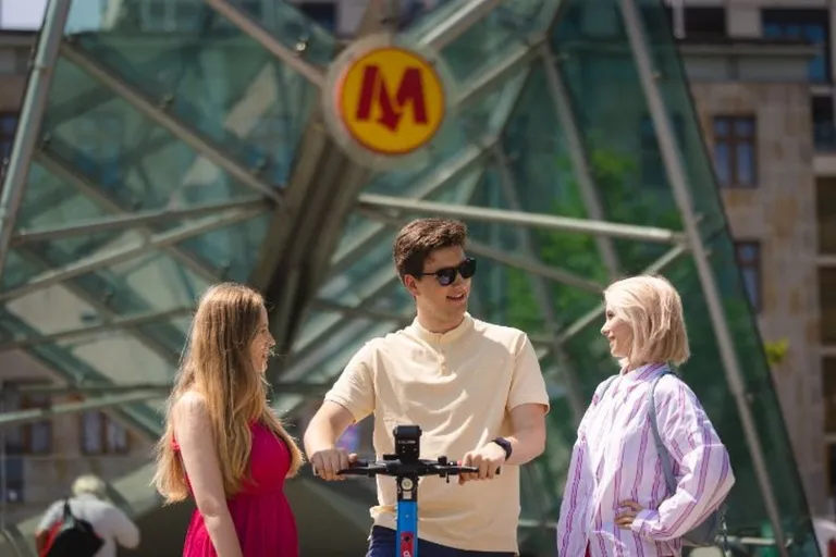 Study in Warsaw | WSB Merito Warsaw University: Students in Warsaw near underground station