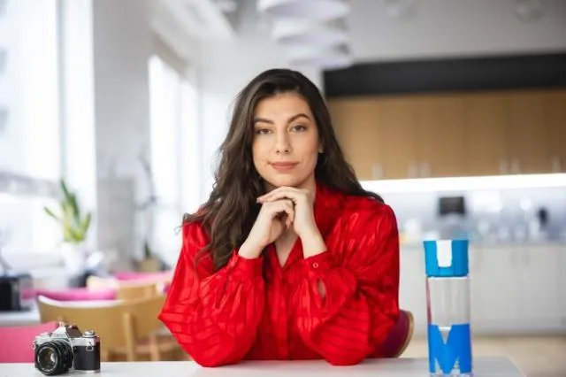 Marketing and Sales | WSB Merito Warsaw University: Studentka w czerwonej koszuli