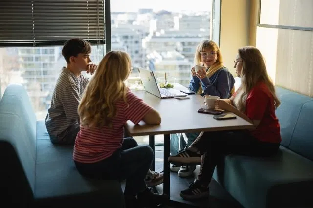 Tourism and recreation | WSB Merito Warsaw University: Grupa studentów na spotkaniu