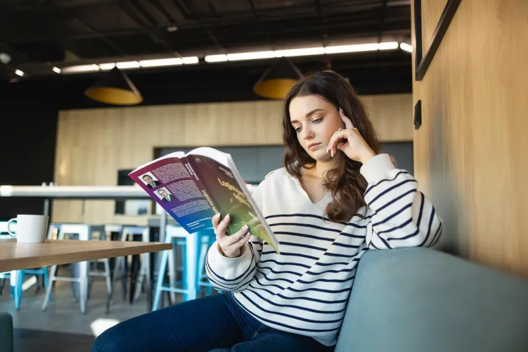 Project Management | WSB Merito Warsaw University: Studentka czytająca książkę