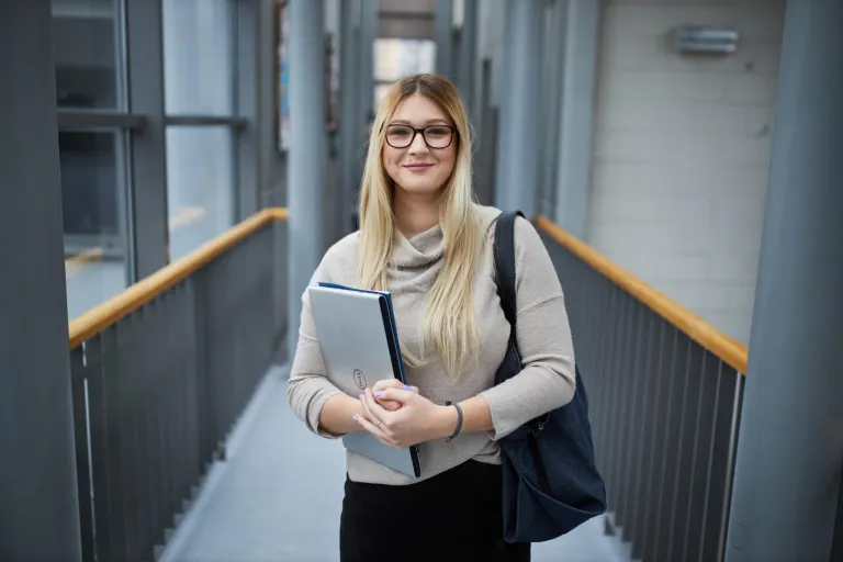 Search results | WSB Merito Warsaw University: Studentka z torbą i laptopem