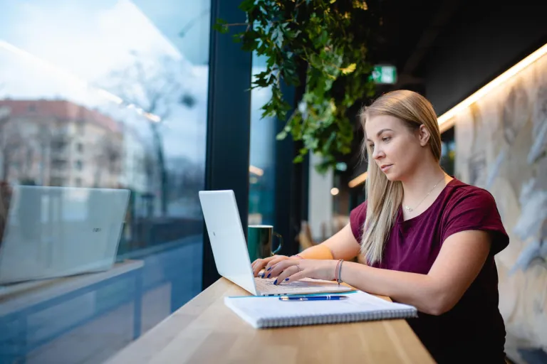 Project Management | WSB Merito Warsaw University: dziewczyna pracująca na laptopie 